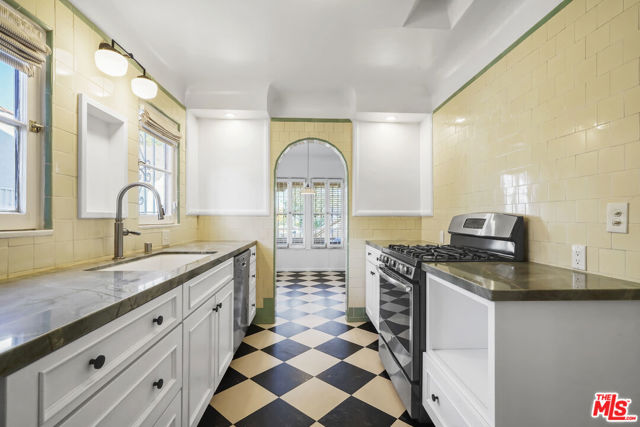 1143 S Rimpau Boulevard, Los Angeles CA: https://media.crmls.org/mediaz/13ce0d7c-9f62-4c3c-94a4-78727842ce24.jpg