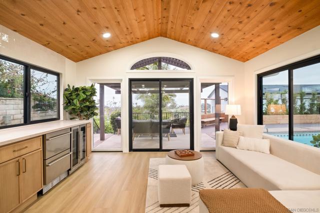 3985 Syme Dr, Carlsbad CA: https://media.crmls.org/mediaz/13ce4265-c296-4031-9256-a125870f64e1.jpg