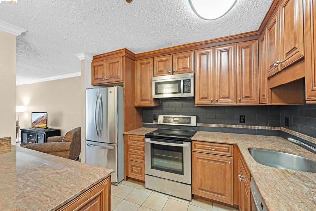 Image 4 of 33 For 555 Pierce St  942
