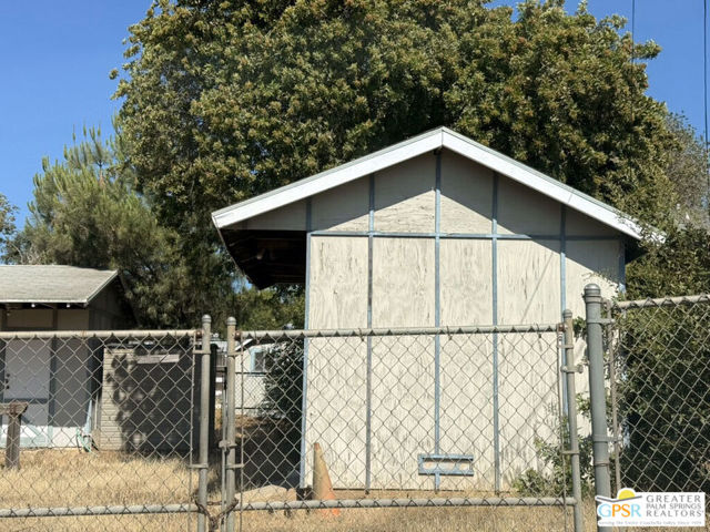 4669 California Avenue, Norco CA: https://media.crmls.org/mediaz/13cfab76-08cf-4d77-a2c2-4f0e9bc83610.jpg