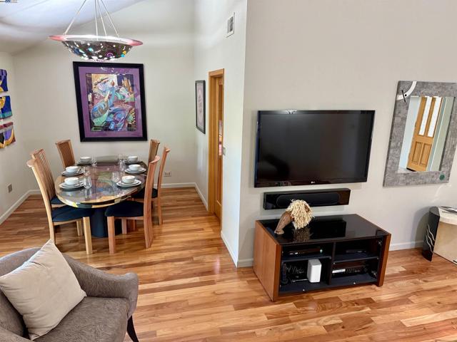 6291 Calle Fuego, Pleasanton CA: https://media.crmls.org/mediaz/13cfdc14-34ba-4fc9-9f2f-9a5fe41e852c.jpg