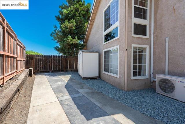 1003 Linda Vista Way, Rio Vista CA: https://media.crmls.org/mediaz/13d01caf-6e83-4e5e-953b-97c941f54616.jpg