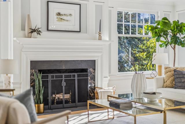 5811 Romany, Oakland CA: https://media.crmls.org/mediaz/13d0352a-b5fa-449c-91b6-97701fef8e69.jpg