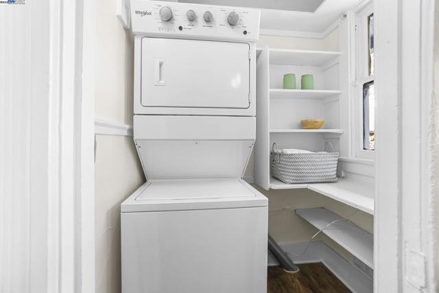 2349 Waverly St, Oakland CA: https://media.crmls.org/mediaz/13d1d6db-afd4-47d8-a645-ba4d78d25998.jpg