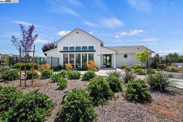 5352 Guenoc Valley Ln, Antioch CA: https://media.crmls.org/mediaz/13d23bc8-7958-4cb5-8583-1643026a85f9.jpg