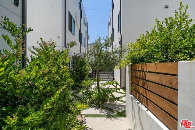 841 N Mccadden Pl, Los Angeles CA: https://media.crmls.org/mediaz/13d2da0e-c4f5-49b2-b7b8-e9cbfa18f134.jpg