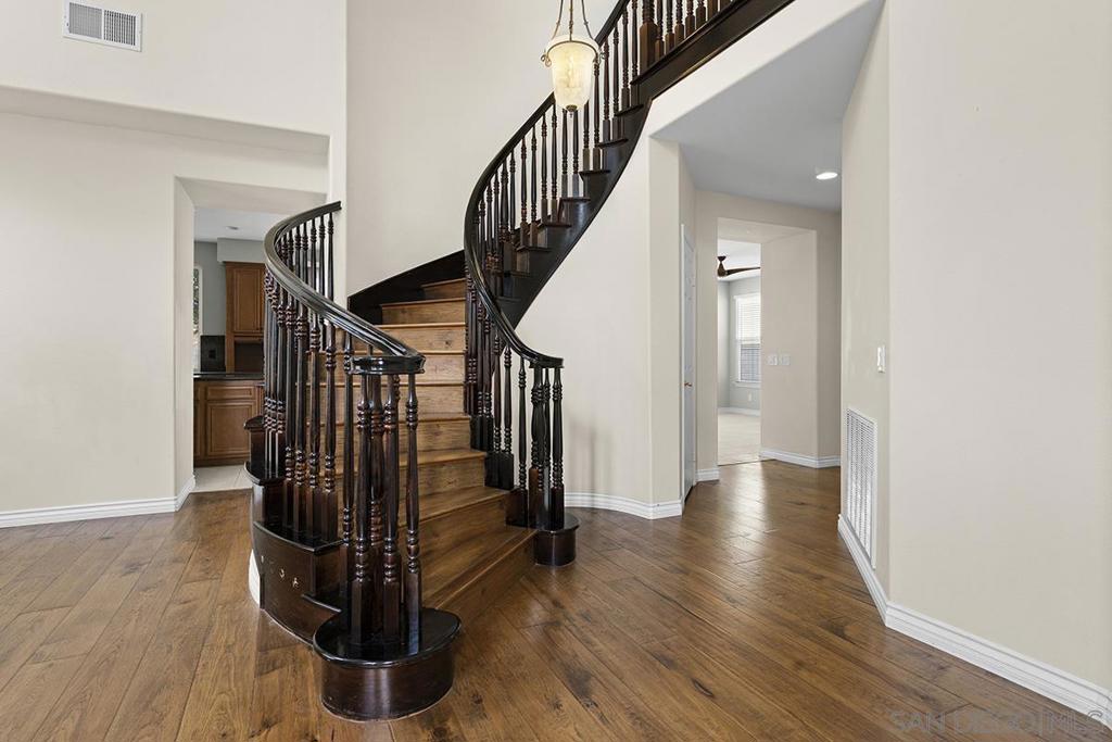 MLS #250043701SD image #31