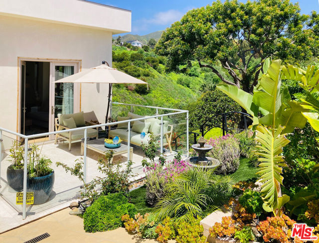 5787 Calpine Drive, Malibu CA: https://media.crmls.org/mediaz/13d4d926-eb22-4b34-a140-fec454934def.jpg