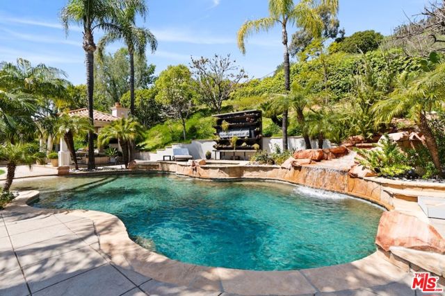 23593 Park South Street, Calabasas CA: https://media.crmls.org/mediaz/13d4f7d3-050c-4fb4-9720-e2a4936baad0.jpg