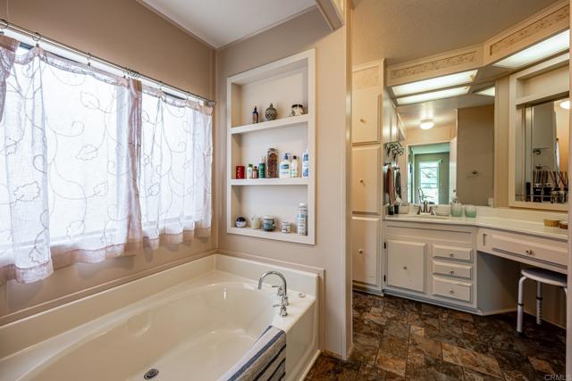 Detail Gallery Image 18 of 44 For 4650 Dulin #208,  Fallbrook,  CA 92028 - 2 Beds | 2 Baths