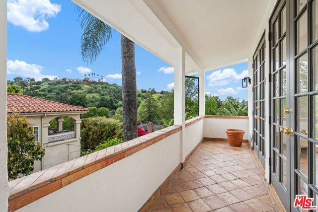 15257 Encanto Drive, Sherman Oaks CA: https://media.crmls.org/mediaz/13d63d36-cfc7-4097-a6fe-500d3a735c3c.jpg