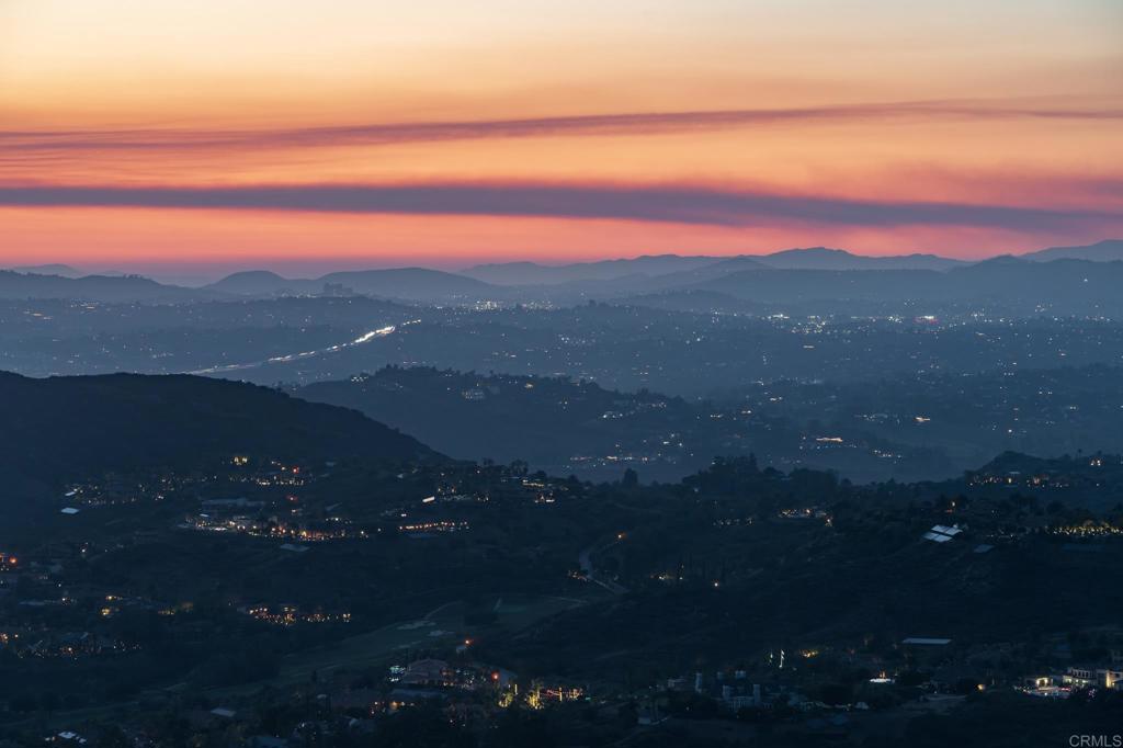 https://media.crmls.org/mediaz/13d89872-1e09-4546-95ed-667d3aa9d4b1.jpg?preset=X-Large
