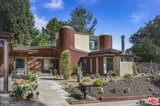 13044 Sky Valley Road, Los Angeles CA: https://media.crmls.org/mediaz/13da0316-15bf-404c-a24e-012a71affcf5.jpg