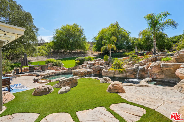 2084 Hopewell Court, Thousand Oaks CA: https://media.crmls.org/mediaz/13da43c1-9f02-4dc5-b80d-e379d307f654.jpg