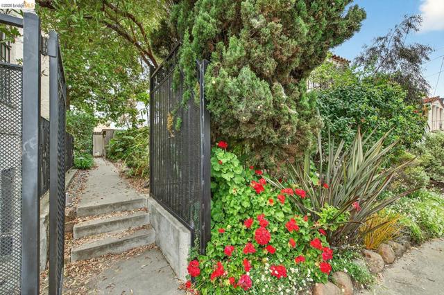 Image 33 of 41 For 848 Stannage Ave 11