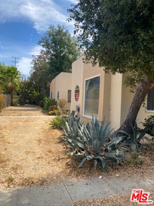 11758 Magnolia Boulevard photo 4