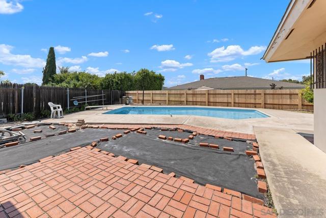 5824 Kent Pl, San Diego CA: https://media.crmls.org/mediaz/13dc8a19-046c-4676-8984-4eb887152cc0.jpg