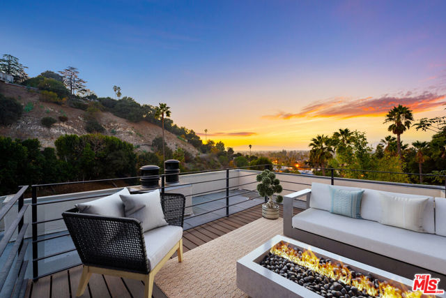 4148 Sunswept Drive, Studio City CA: https://media.crmls.org/mediaz/13dd71f4-4496-410c-9235-853ea8f36188.jpg