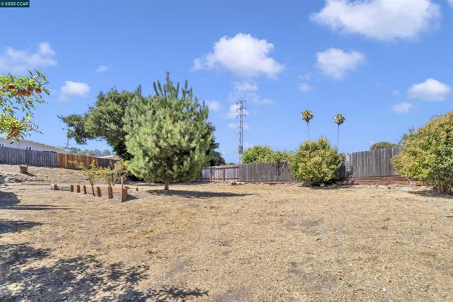 948 Jones Ave, Pinole CA: https://media.crmls.org/mediaz/13dd7e9d-fb4b-43cb-b2ff-159071ef8021.jpg