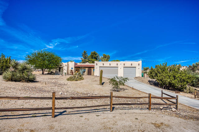 56948 Plaza Del Amigo, Yucca Valley CA: https://media.crmls.org/mediaz/13dda3ee-7e2b-42e5-892d-5b325c562ffd.jpg