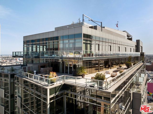 1155 S Grand Avenue, Los Angeles CA: https://media.crmls.org/mediaz/13ddac8c-bfd2-4482-a66b-017e142f0861.jpg