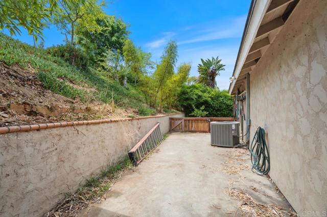 1374 Orpheus Ave, Encinitas CA: https://media.crmls.org/mediaz/13de1779-b3b6-498a-aea6-55acf6fd4e57.jpg