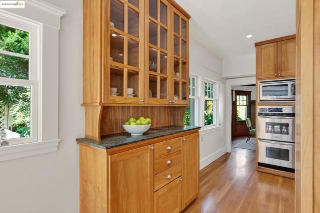 541 Boulevard Way, Piedmont CA: https://media.crmls.org/mediaz/13df0102-bcb3-4d6d-be72-477b130c0630.jpg