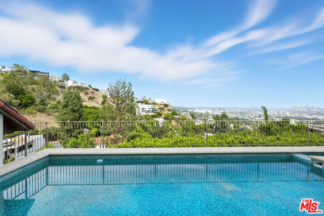 1675 Woods Drive, Los Angeles CA: https://media.crmls.org/mediaz/13df3264-ba2d-4262-8d23-e8c07c926d7a.jpg