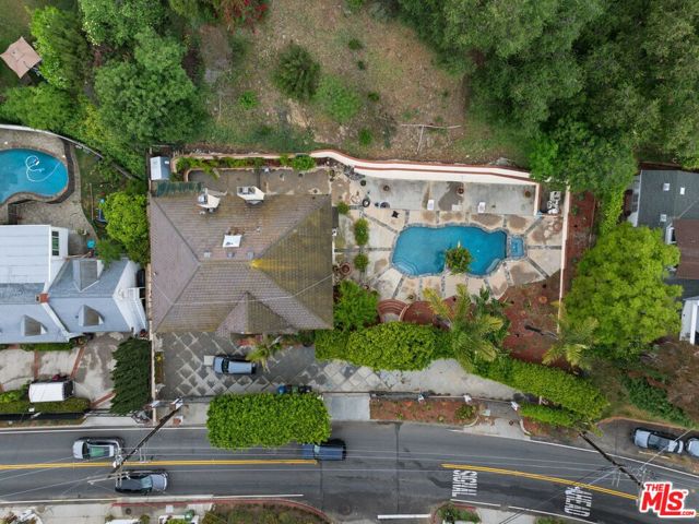 2431 Benedict Canyon Drive, Beverly Hills CA: https://media.crmls.org/mediaz/13df4fc5-ad96-44ce-94cf-e6251610734c.jpg