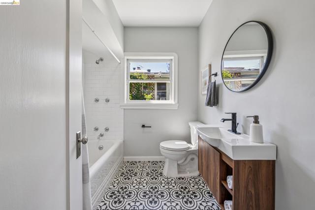 21 Portsmouth Road, Piedmont CA: https://media.crmls.org/mediaz/13e000f0-1664-4a40-982f-2afb790f26eb.jpg