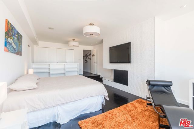 5205 Ocean Front Walk, Marina del Rey CA: https://media.crmls.org/mediaz/13e0a4a4-4f41-4bec-8e53-1214d066fdc3.jpg
