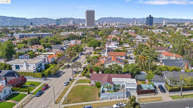 1136 S Ridgeley, Los Angeles CA: https://media.crmls.org/mediaz/13e19afb-d3bc-4cc0-8b09-d26bc2cf7708.jpg