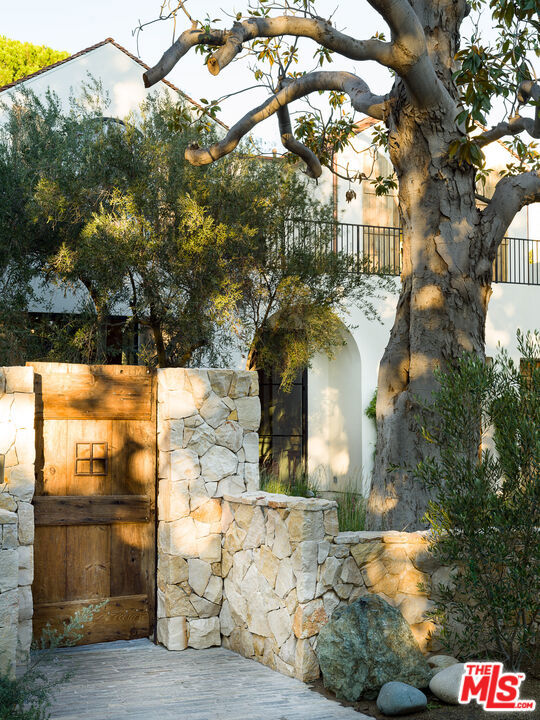 4137 Mary Ellen Avenue, Studio City CA: https://media.crmls.org/mediaz/13e1be53-240b-4f47-8f77-f0324b8e5a3e.jpg