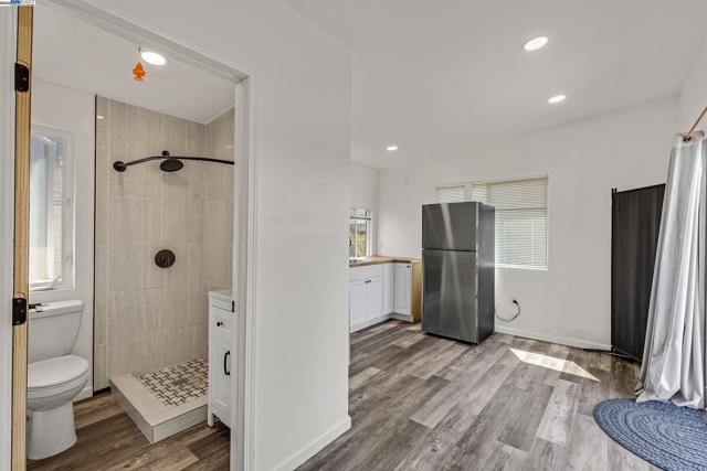 2708 60th Avenue, Oakland CA: https://media.crmls.org/mediaz/13e244be-8cb9-4ad8-822e-0749c70baf8e.jpg