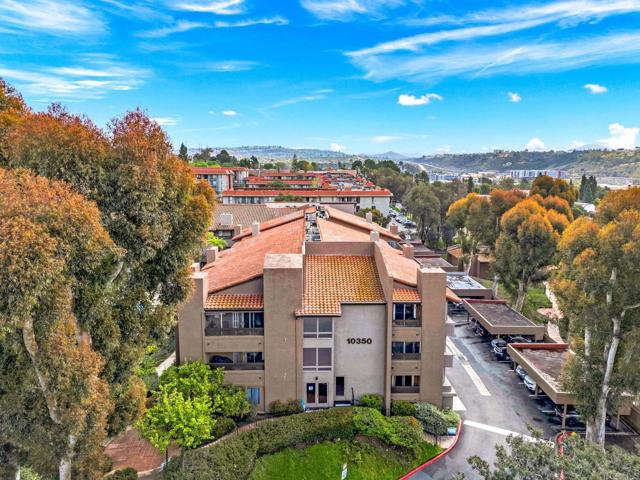 10350 Caminito Cuervo, San Diego CA: https://media.crmls.org/mediaz/13e2988f-39ce-4eca-b654-656cbb7453ac.jpg