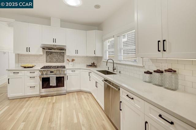 1039 Elsinore, Oakland CA: https://media.crmls.org/mediaz/13e30b27-7228-4f13-8577-330556907045.jpg