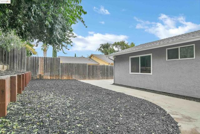 317 Lorenz Dr, Oakley CA: https://media.crmls.org/mediaz/13e4bb35-6257-4f89-b8b0-7d38cd36cb49.jpg