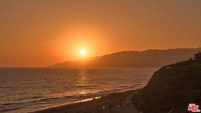 7221 Birdview Avenue, Malibu CA: https://media.crmls.org/mediaz/13e4c611-66cd-449d-86a9-50d9454753d9.jpg