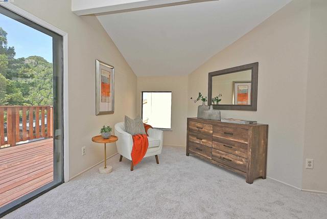 28111 Ziele Creek Dr, Hayward CA: https://media.crmls.org/mediaz/13e59a53-f8a9-4cef-aea6-eb7eb427c74a.jpg