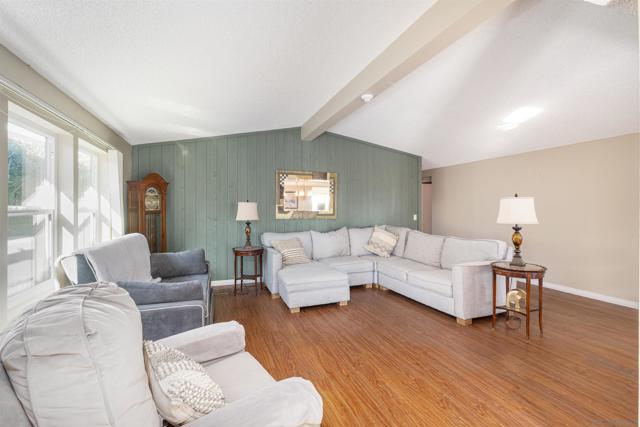 629 Via Santiago, Vista CA: https://media.crmls.org/mediaz/13e5df3a-d991-41b8-b781-7abb2c23e184.jpg