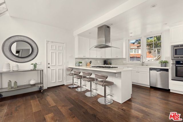 12320 Ridge Circle, Los Angeles CA: https://media.crmls.org/mediaz/13e5ea9c-12e5-4333-85dc-b55536c64754.jpg