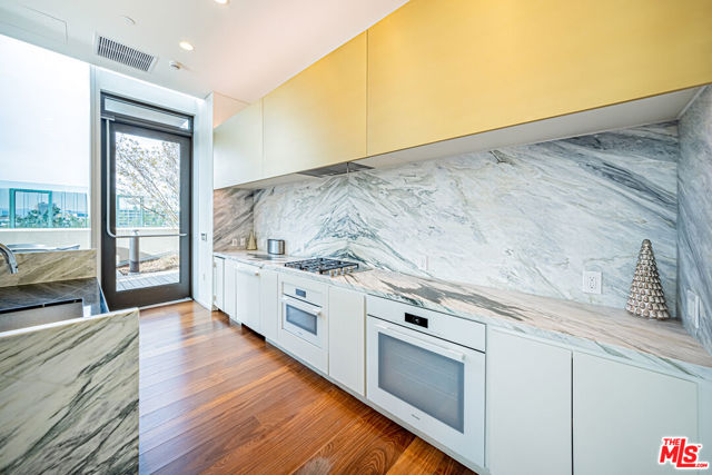 889 Francisco Street, Los Angeles CA: https://media.crmls.org/mediaz/13e7296d-e5f0-461a-b61d-6f3606e12a3c.jpg