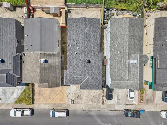 318 Saint Francis Boulevard, Daly City CA: https://media.crmls.org/mediaz/13e7ce27-aa2d-4f47-9c4c-9db88d94add9.jpg