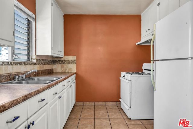 1050 N Laurel Avenue, West Hollywood CA: https://media.crmls.org/mediaz/13e8f195-0d98-4d6a-a343-3ca1e6ee1daf.jpg