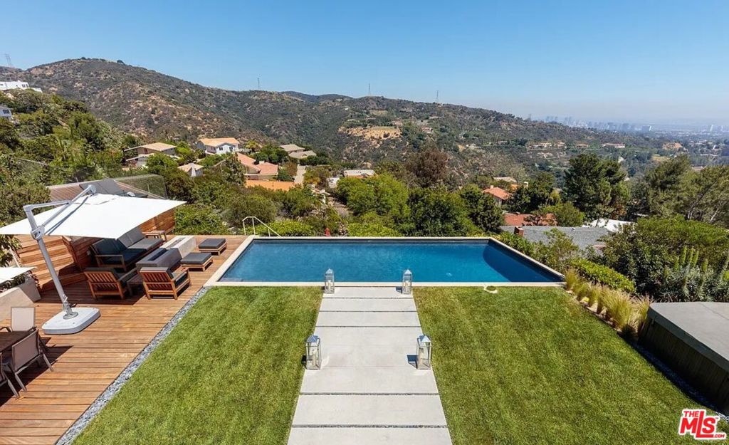 2528 Westridge Road — Modern