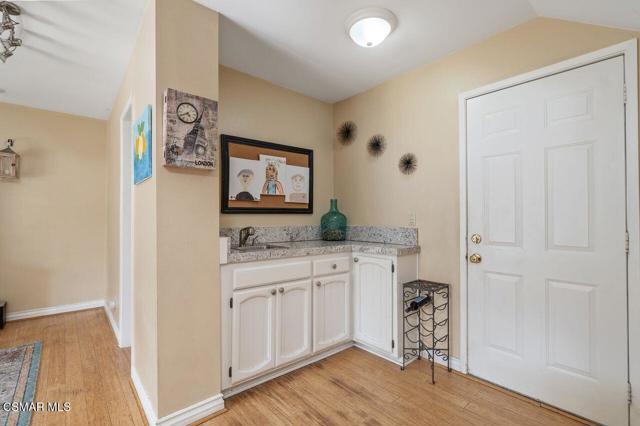 1076 Calle Contento, Thousand Oaks CA: https://media.crmls.org/mediaz/13eb5a92-d8b0-4059-85a8-012df139813b.jpg