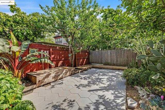 861 20Th St, Oakland CA: https://media.crmls.org/mediaz/13ee4b73-a0aa-45d3-9d0b-b6f720def433.jpg