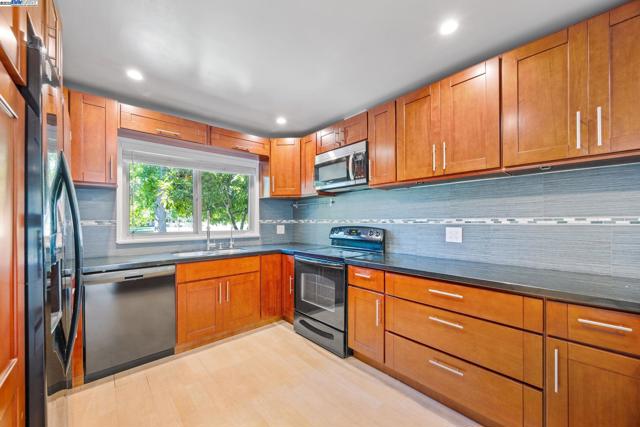 3315 Willis Lane, Alameda CA: https://media.crmls.org/mediaz/13f0031c-48ed-4f6f-b45c-2a35584b7633.jpg