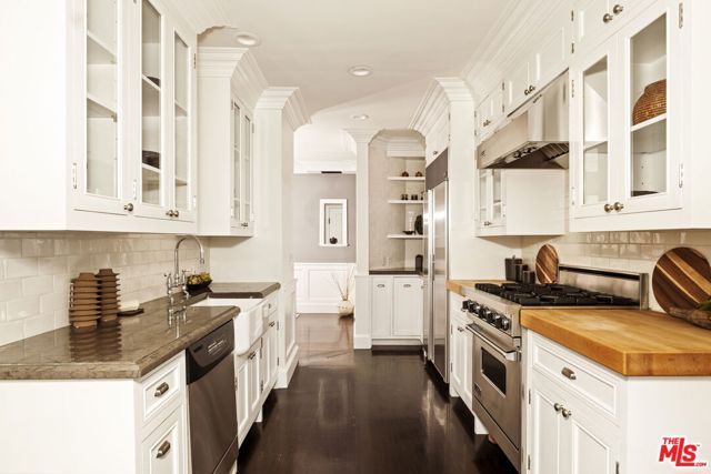 8455 Fountain Avenue, West Hollywood CA: https://media.crmls.org/mediaz/13f0b9c5-3456-4f38-bc9f-3f851a7167e9.jpg