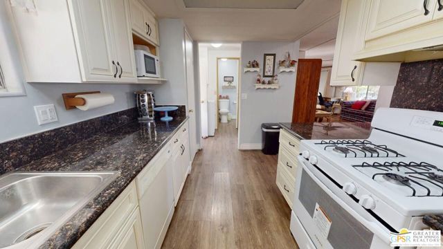 18555 Roberts Road, Desert Hot Springs CA: https://media.crmls.org/mediaz/13f129e3-a543-4e6e-b0d0-4236f1a07ad1.jpg